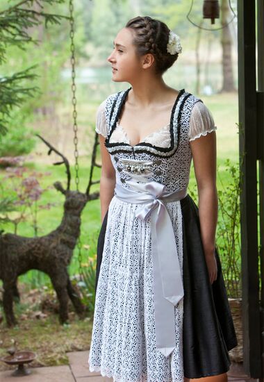 Traumhaft schönes Designer Dirndl aus Wildseide. Dirndl in schwarz-weiß mit hochwertiger Spitze.
