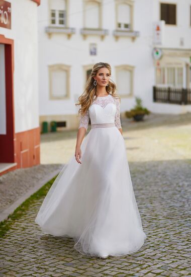 Das Vintage-Traumkleid besticht durch lange Ärmel und einen fließenden Rock.