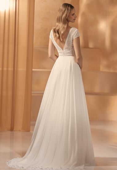 Das Vintage-Traumkleid überzeugt durch kurze Ärmel und einen Tüllrock.