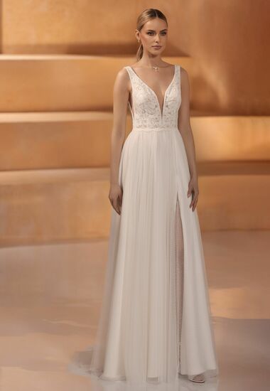 Dieses Brautkleid ist auch für eine Strandhochzeit perfekt.