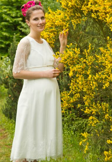 Traumhaft schönes Umstandsbrautkleid mit Spitzenärmelchen in Creme.