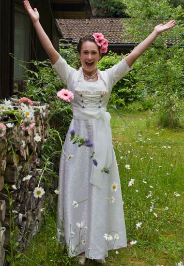 Brautdirndl lang in Creme aus Jacquard.