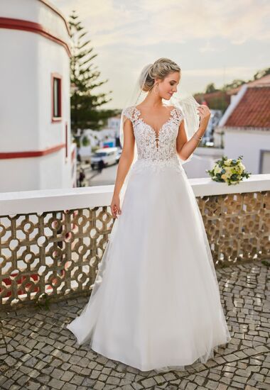 Spitze und Softtüll machen das Design von diesem Brautkleid zum Traum vieler Bräute.