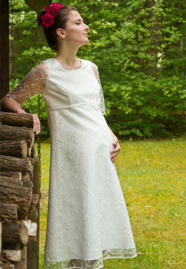 Elegantes Umstandsbrautkleid mit Spitze und kurzen Ärmeln. Eignet sich sehr schön für das Standesamt.