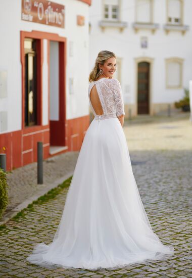 Das Brautkleid ist sexy und märchenhaft mit einem Schlüsselloch am Rücken.