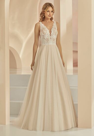 Ein romantisches Boho Brautkleid ist wie gemacht für das Standesamt. Bohemian Chic mit tiefem V-Ausschnitt und leicht fließendem Rock aus Tüll.