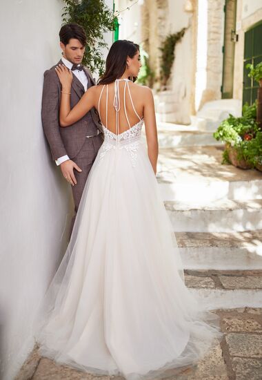 Hochzeitskleid mit tiefem Rückenausschnitt und feinen Trägerchen. Perfekt für eine Sommerhochzeit.