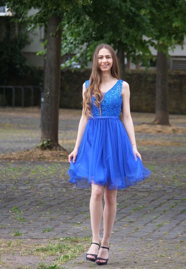 Kurzes Kleid für den Abiball oder für andere Feierlichkeiten. Oberteil mit Glitzer in Silber und einem Rock aus Tüll.