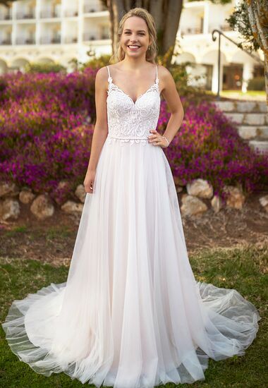 Modernes Brautkleid mit edler Spitze und einem Rock aus Softtüll.