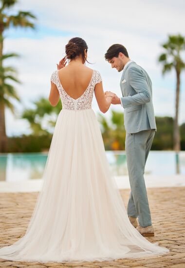 Ein märchenhaftes und zartes Brautkleid mit romantischem Rückenausschnitt.
