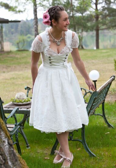 Brautdirndl kurz in Creme mit hochwertiger Spitze.